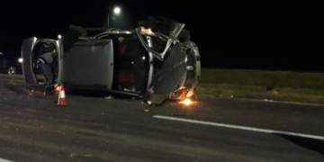 Monje: un auto chocó contra el guardarrail y volcó sobre autopista