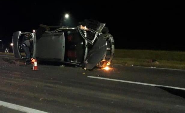 Monje: un auto chocó contra el guardarrail y volcó sobre autopista