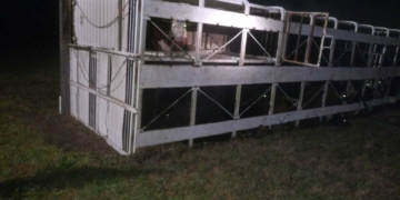 Ruta 34: Un camión con animales volcó y el chofer de Totoras resultó herido