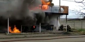 Se incendió una ferretería de la región y rescataron a personas atrapadas