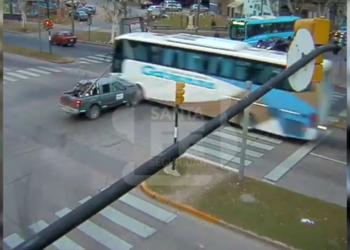 Video: colectivo Galvense pasó en rojo y chocó a una camioneta