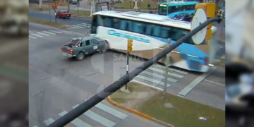 Video: colectivo Galvense pasó en rojo y chocó a una camioneta