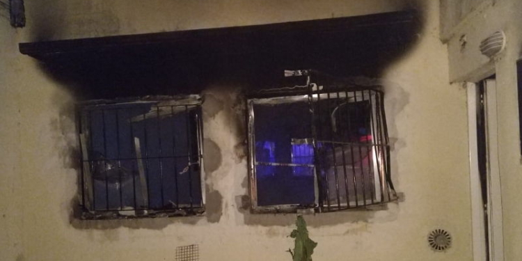 Graves pérdidas materiales por un incendio que se desató en un jardín