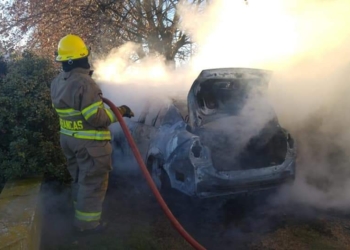 Iba al cementerio del pueblo, pero un incendio lo dejó sin auto