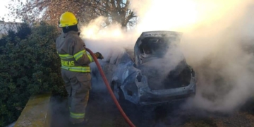 Iba al cementerio del pueblo, pero un incendio lo dejó sin auto