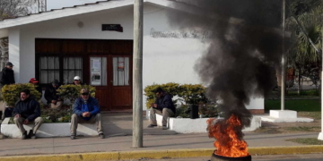 Paro por tiempo indeterminado en la Comuna de Gaboto con quema de cubiertas