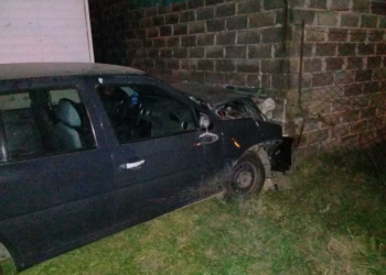Un auto se estrelló contra un galpón en Totoras: un herido