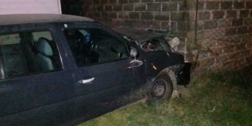 Un auto se estrelló contra un galpón en Totoras: un herido