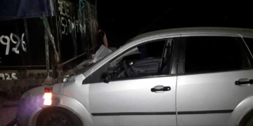 Oliveros: un auto se incrustó debajo de un camión