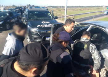 Delincuentes fueron atrapados sobre un puente de autopista tras un robo y persecución
