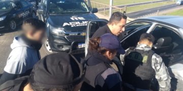 Delincuentes fueron atrapados sobre un puente de autopista tras un robo y persecución