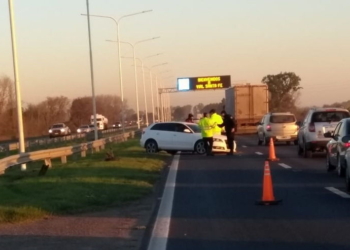 Un auto despistó e impactó contra el guardarrail en autopista