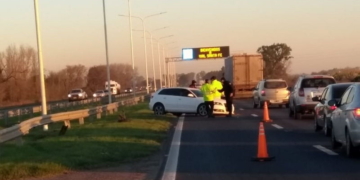 Un auto despistó e impactó contra el guardarrail en autopista