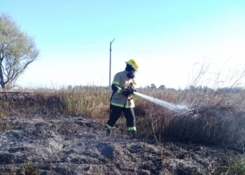 Monje: un incendio de pastizales complicó la visibilidad en Ruta 11