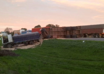 Un joven perdió la vida tras impactar un auto y un camión