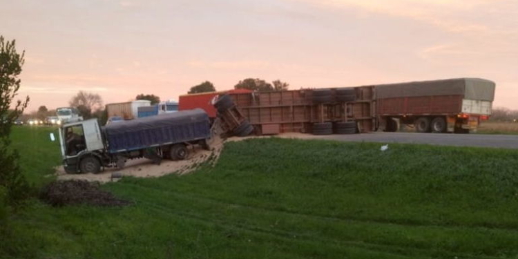 Un joven perdió la vida tras impactar un auto y un camión