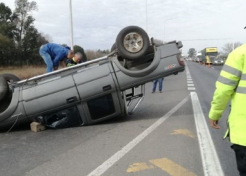 Reventó un neumático,  volcó sobre autopista y resultó herido