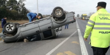 Reventó un neumático,  volcó sobre autopista y resultó herido