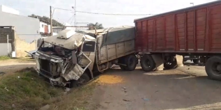 Fuerte choque entre camiones y calzada reducida en Ruta 11