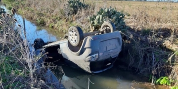 Impactante vuelco de un auto que terminó en una cuneta