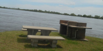 Islas: tras los desalojos, temen por el saqueo de la arena del río