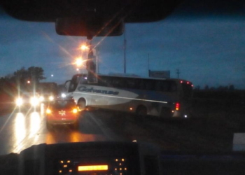 Oliveros: un colectivo quedó empantanado en la banquina