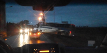 Oliveros: un colectivo quedó empantanado en la banquina