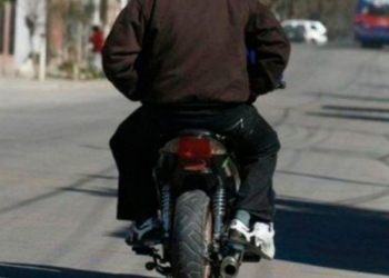 Violentos motochorros en Timbúes: atacaron a patadas a una joven en el piso