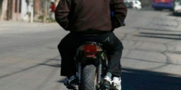 Violentos motochorros en Timbúes: atacaron a patadas a una joven en el piso