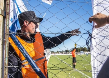 Sanlorencina: tres partidos suspendidos y una policía herida tras un golpe de puño