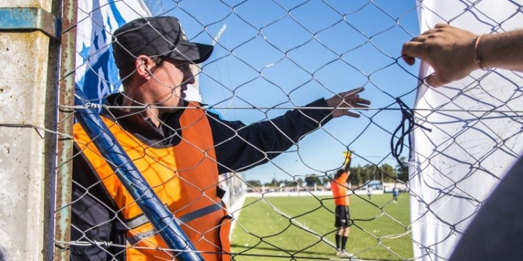 Sanlorencina: tres partidos suspendidos y una policía herida tras un golpe de puño