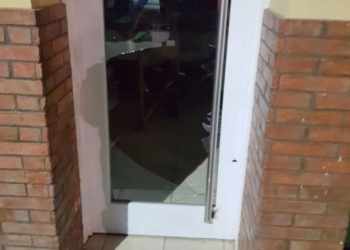 Un joven reventó a patadas la puerta de un restaurante en Maciel: terminó preso