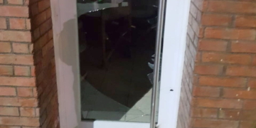 Un joven reventó a patadas la puerta de un restaurante en Maciel: terminó preso