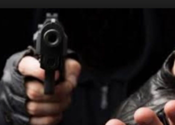 Una pareja de abuelos fue sorprendida mientras dormía por un delincuente armado