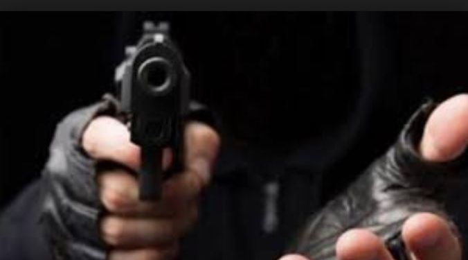 Una pareja de abuelos fue sorprendida mientras dormía por un delincuente armado