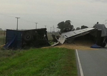 Un camión volcó en Ruta 91 y sustrajeron 4 mil kilos de soja que fueron recuperados