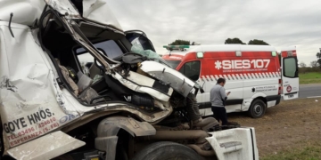 Fuerte accidente entre camiones sobre autopista