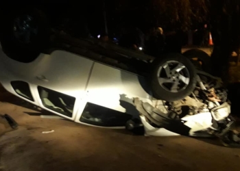 Impactó contra una alcantarrilla y volcó en Ruta 11