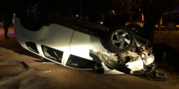 Impactó contra una alcantarrilla y volcó en Ruta 11