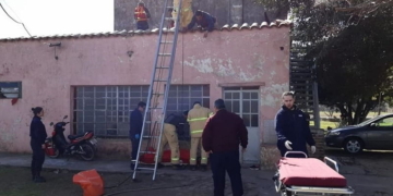Una mujer cayó de un techo y fue auxiliada por Bomberos