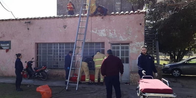 Una mujer cayó de un techo y fue auxiliada por Bomberos