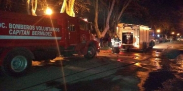 Un voraz incendió se propagó y afectó viviendas y vehículos