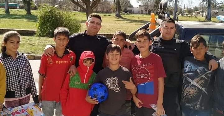 Policías de la región entregaron golosinas por el Dia del Niño