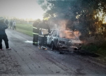 Pérdidas totales: un auto destruído tras incendiarse en Clarke