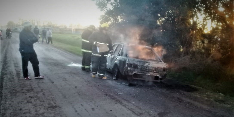 Pérdidas totales: un auto destruído tras incendiarse en Clarke