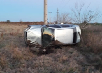 Un auto despistó y terminó contra una columna de tendido eléctrico