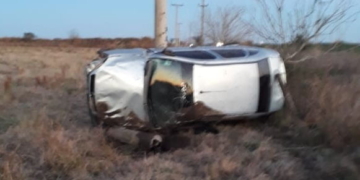 Un auto despistó y terminó contra una columna de tendido eléctrico