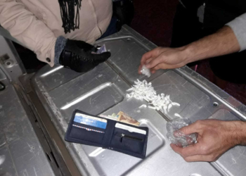 Viajaba con dos niños y más de 60 envoltorios de cocaína