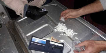 Viajaba con dos niños y más de 60 envoltorios de cocaína