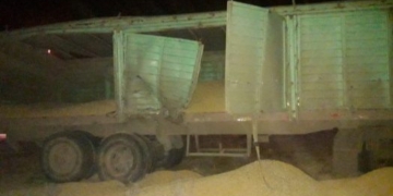 Un camión fue impactado por un tren en Díaz y perdió su carga